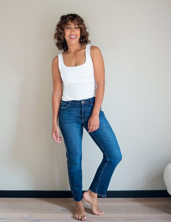 Vrouwelijk model met bruin krullend haar Suzanne