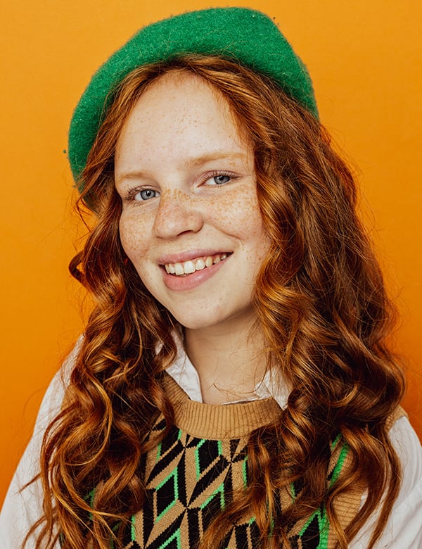 kinderlijke model met rood haar Suze.