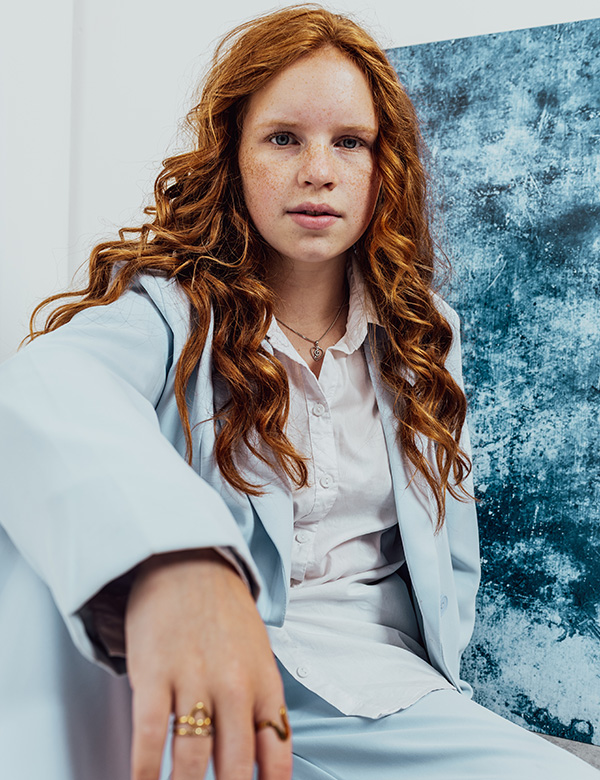 kinderlijke model met rood haar Suze.