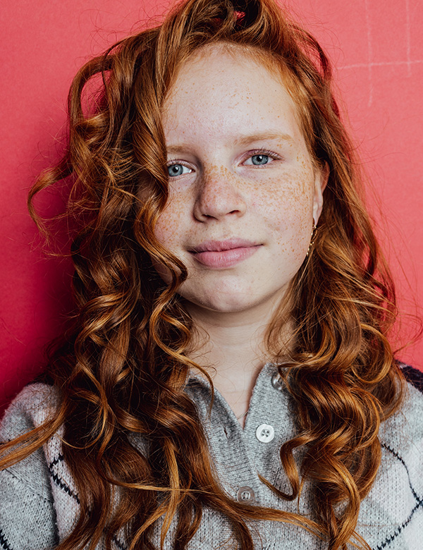 kinderlijke model met rood haar Suze.