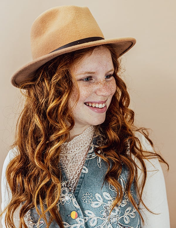 kinderlijke model met rood haar Suze.