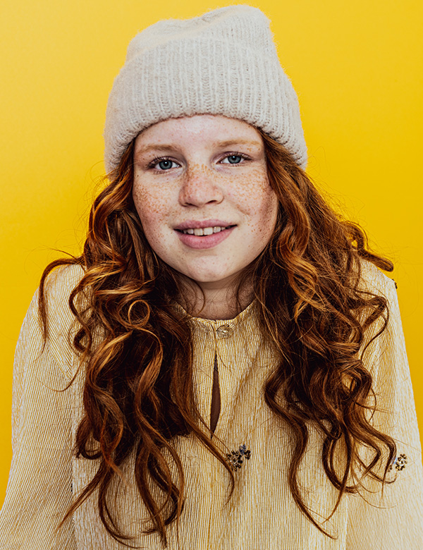 kinderlijke model met rood haar Suze.