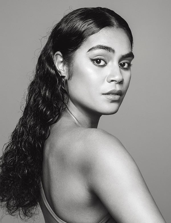 Vrouwelijk model met zwart krullend haar Sylvana.
