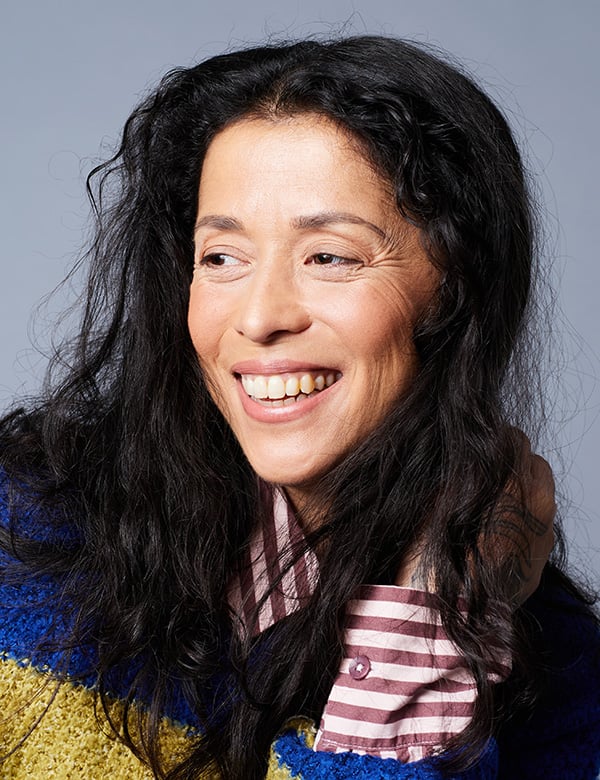 Vrouwelijk model met donkerbruin haar sylvia c.