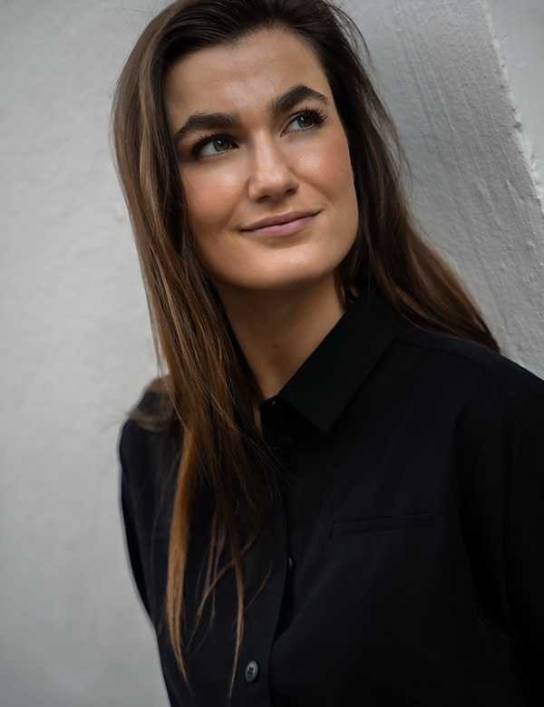 vrouwelijk model met donker haar Sylvie.