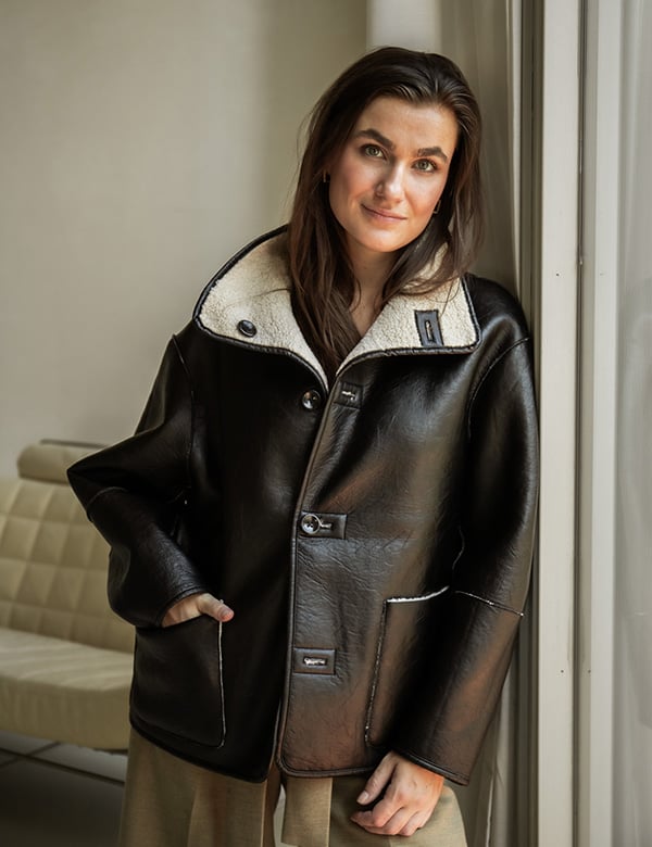 vrouwelijk model met donker haar Sylvie.