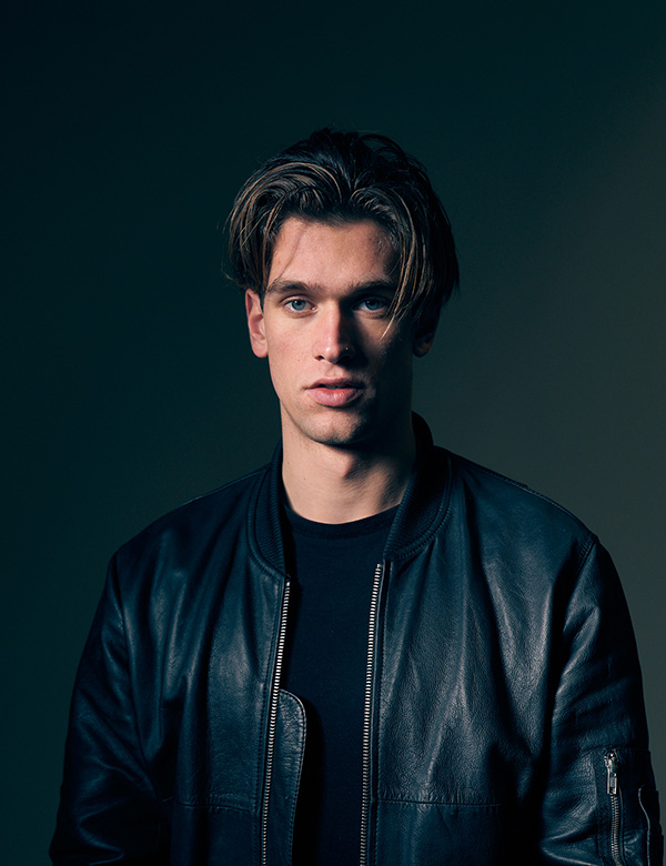 Mannelijk model met donkerblond haar Taco