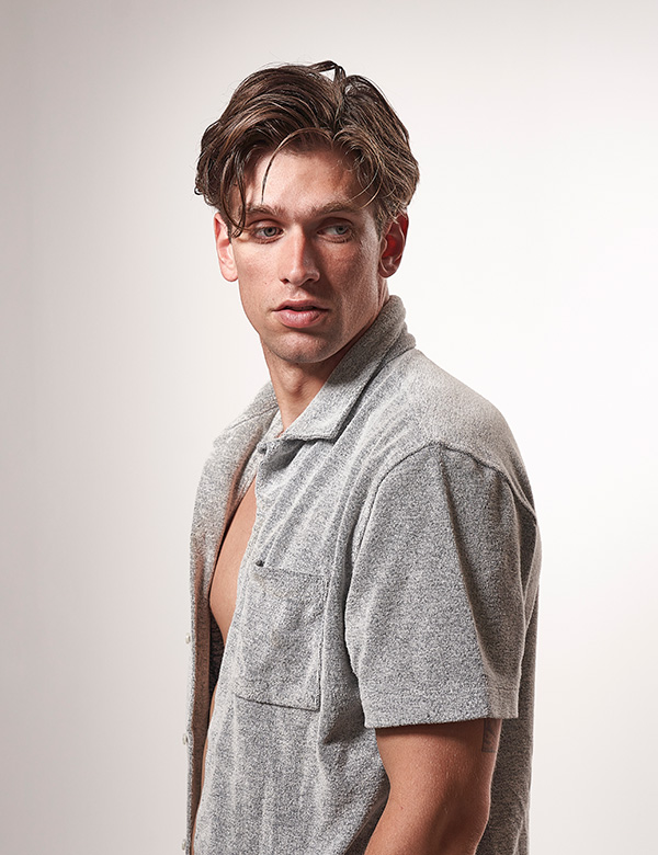 Mannelijk model met donkerblond haar Taco