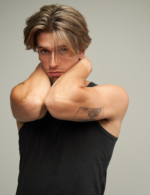 Mannelijk model met donkerblond haar Taco