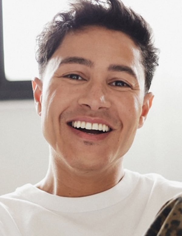 Mannelijk model met donker haar tarik r.