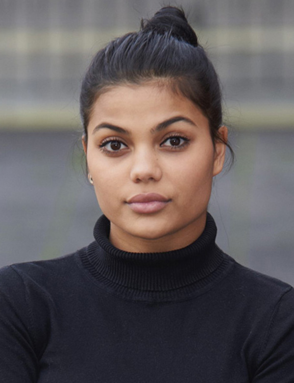 Vrouwelijk model donker haar teddy v.