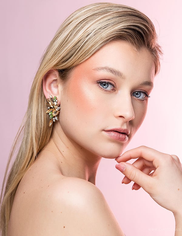 vrouwelijk model met blond haar tess