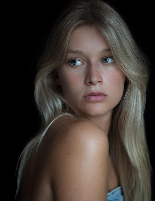 Vrouwelijk model met lang blond haar Tess H.