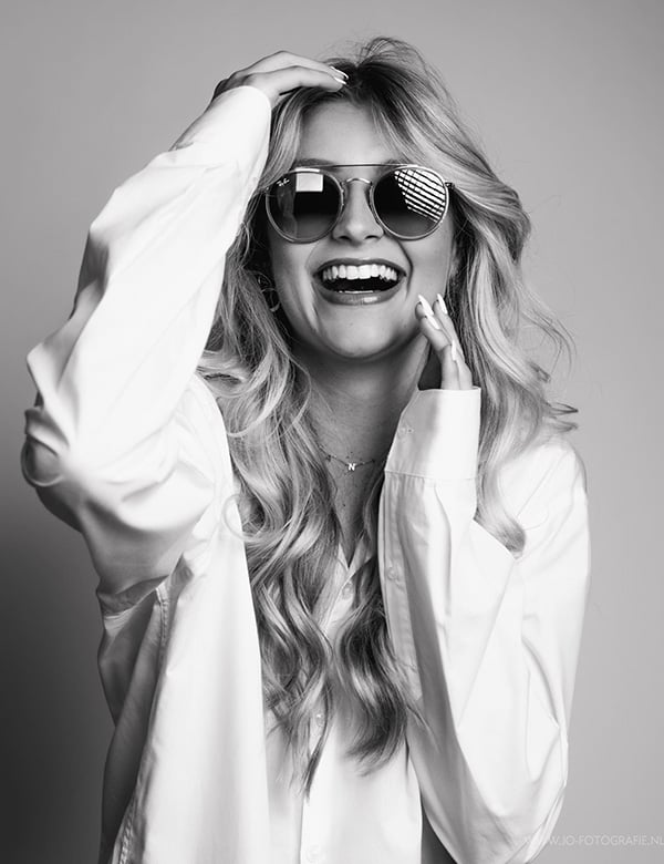 Vrouwelijk model met lang blond haar Tess H.