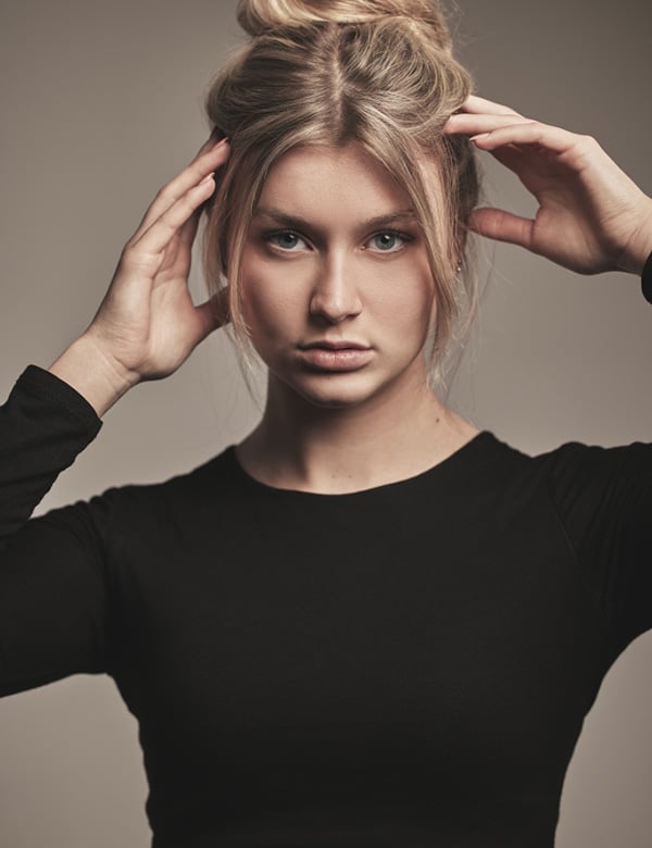 Vrouwelijk model met lang blond haar Tess H.