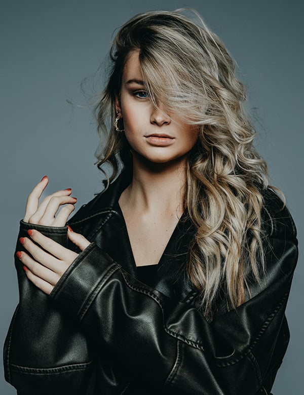 Vrouwelijk model met lang blond haar Tess H.