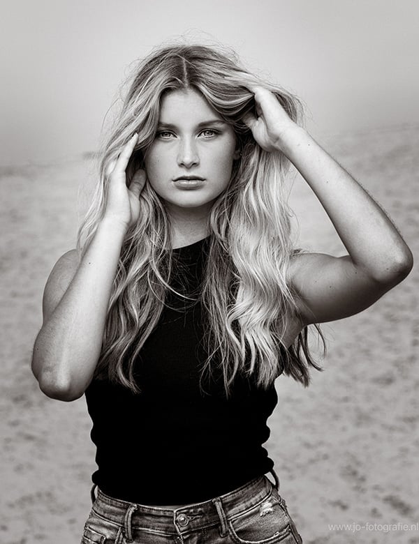 Vrouwelijk model met lang blond haar Tess H.