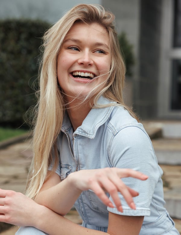 Vrouwelijk model met lang blond haar Tess H.