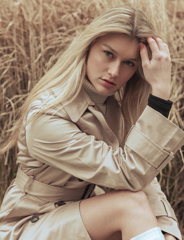 Vrouwelijk model met lang blond haar Tess H.