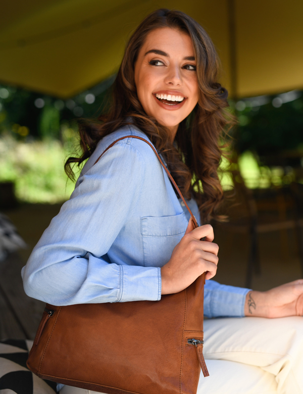 Vrouwelijk model bruin haar Tess