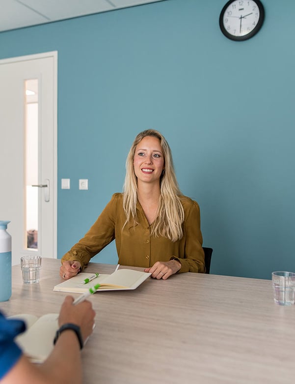 Vrouwelijk model met blond haar Tess