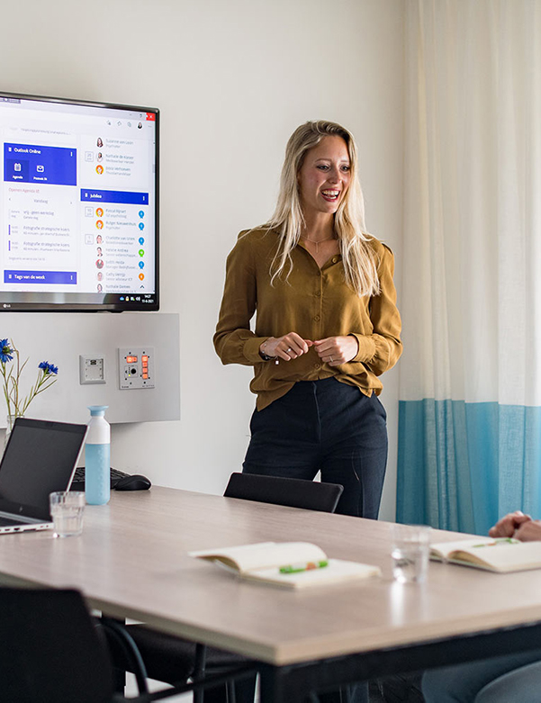 Vrouwelijk model met blond haar Tess