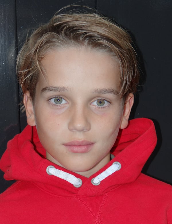 Kindermodel met blond haar Teun