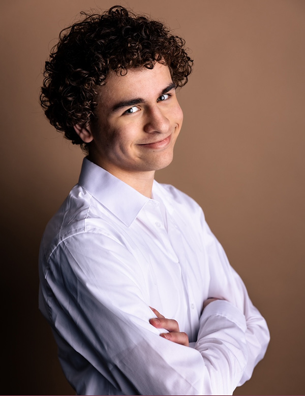 Tienermodel met krullen Thijmen