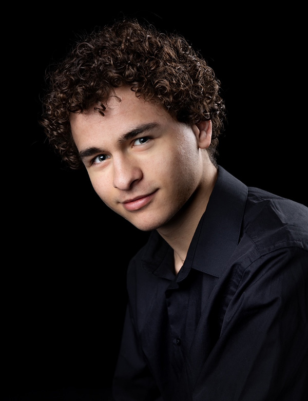 Tienermodel met krullen Thijmen