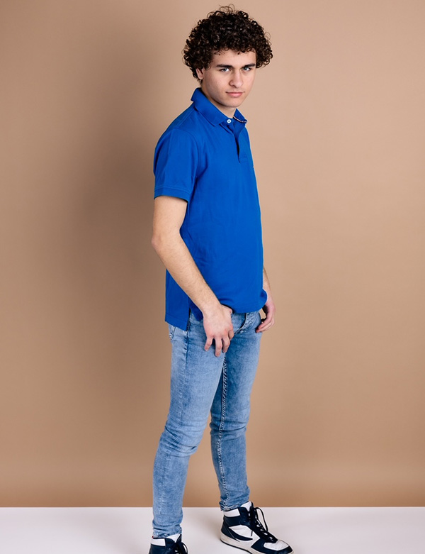 Tienermodel met krullen Thijmen