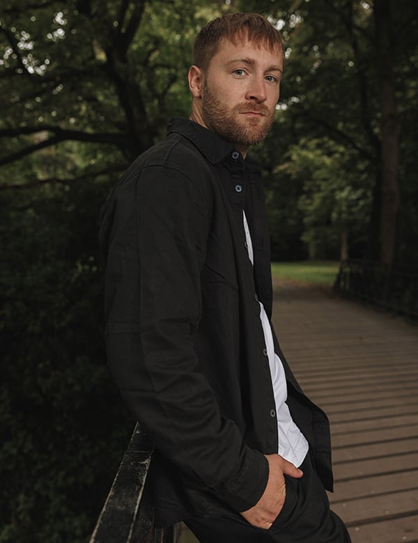 Mannelijk model met blond haar Thijs