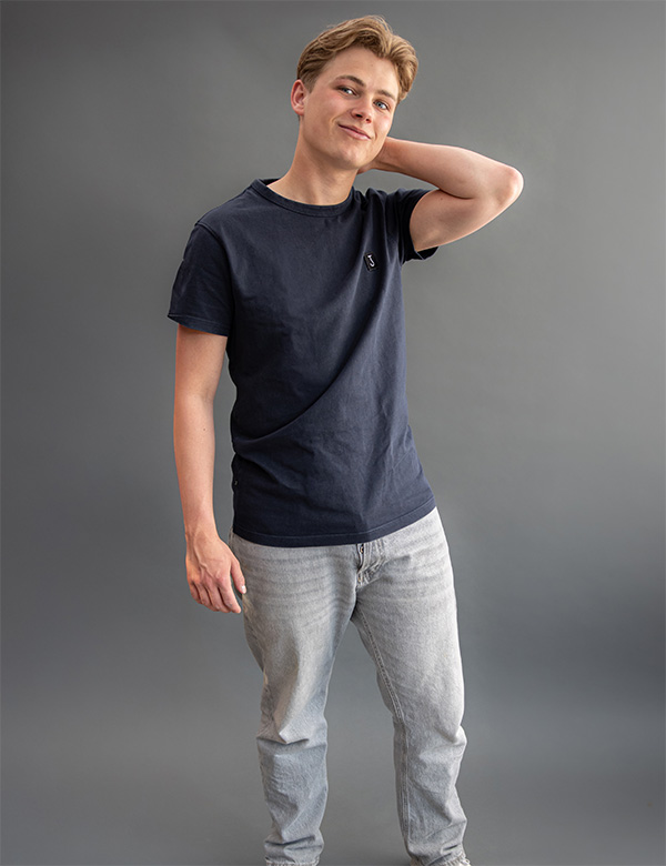 Mannelijk model met blond haar Thimo