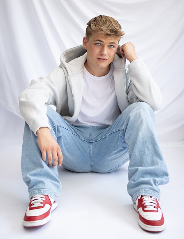 Mannelijk model met blond kort haar Thimo