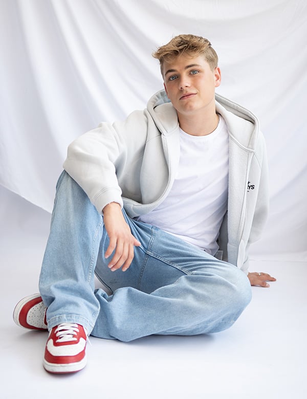 Mannelijk model met blond kort haar Thimo