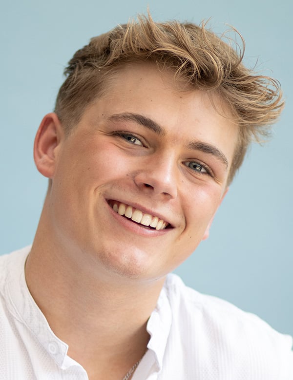 Mannelijk model met blond kort haar thimo