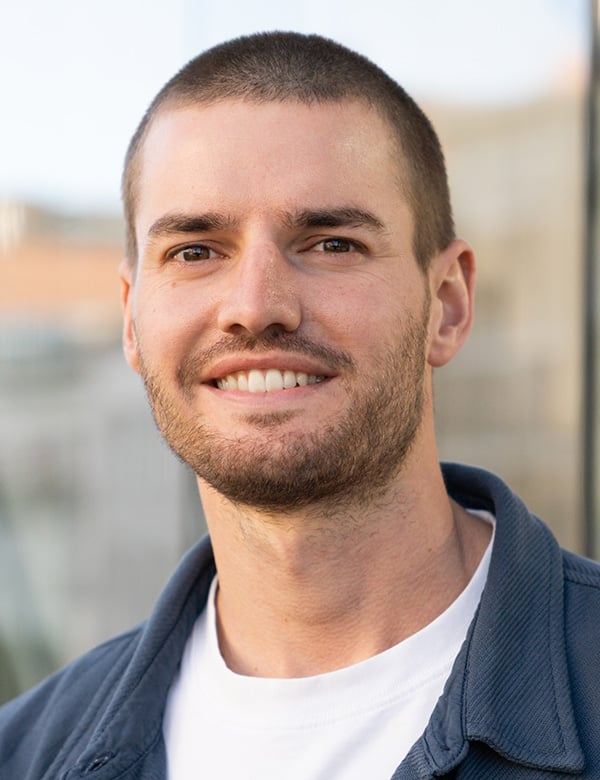 Mannelijk model met gemillimeterd bruin haar thomas j.