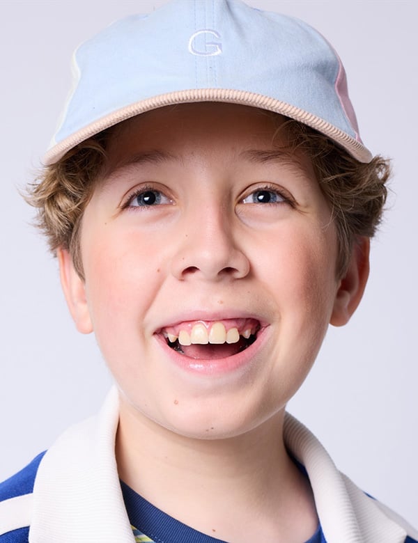 Kinderlijk model met blond haar thor.