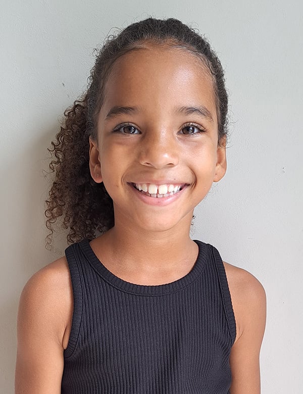 Model Kindermodel met donker krullend haar tiana v.
