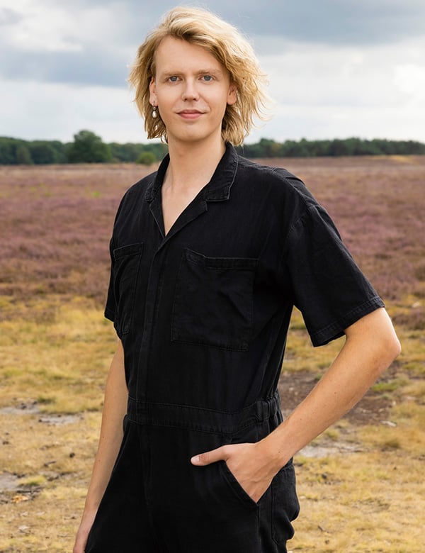 Mannelijk model met blond haar Tiemen