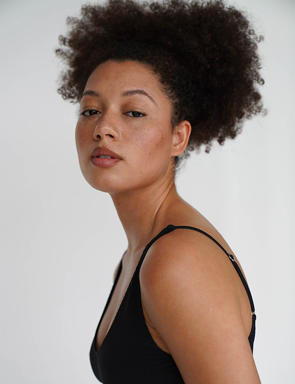 Vrouwelijk model met bruin haar Tiffany