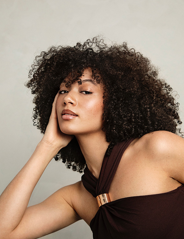 Vrouwelijk model met bruine krullen Tiffany