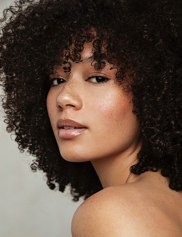 Vrouwelijk model met bruine krullen Tiffany