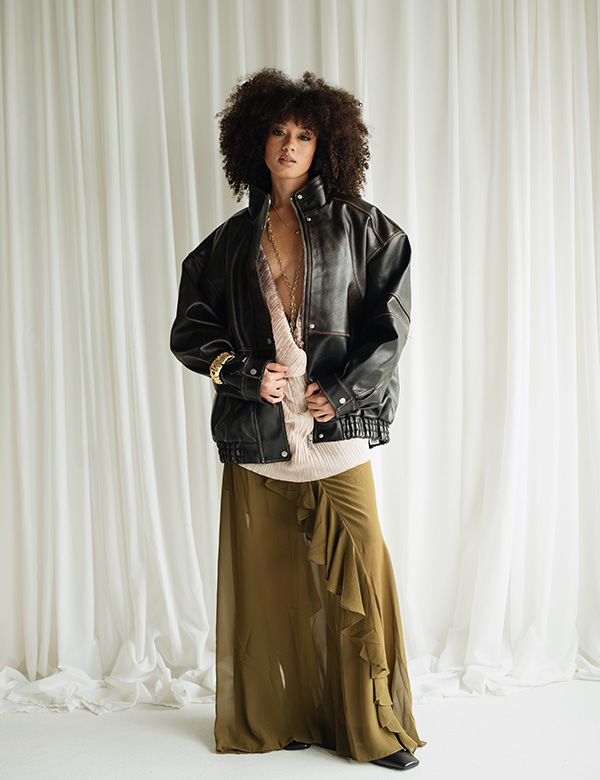 Vrouwelijk model met bruine krullen Tiffany