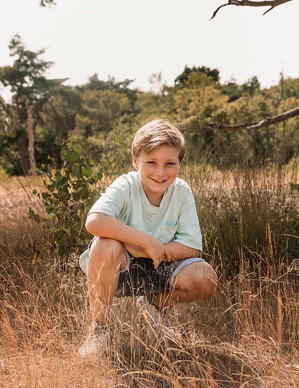 Kindermodel kort donkerblond haar Tijn