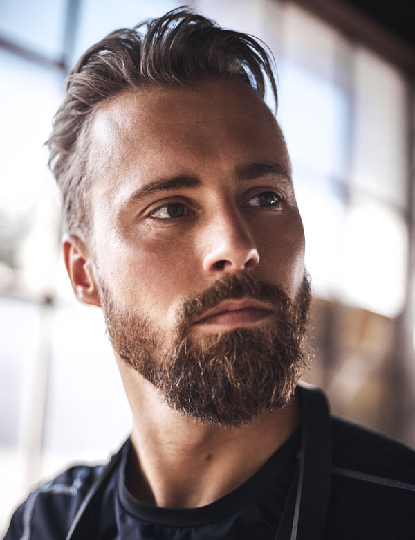 Tim is een mannelijk model met bruin haar