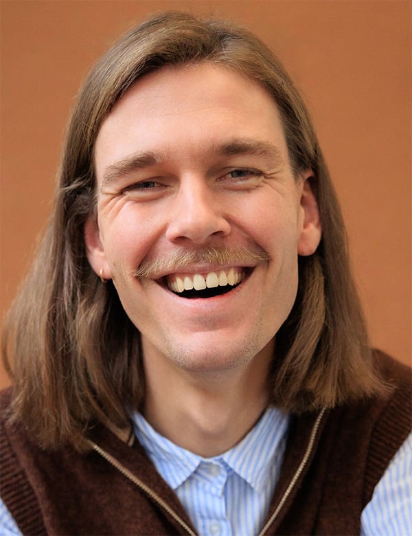Mannelijk model met donkerblond haar tim s.