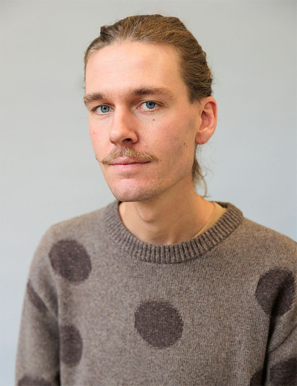 Mannelijk model met donkerblond haar Tim S.