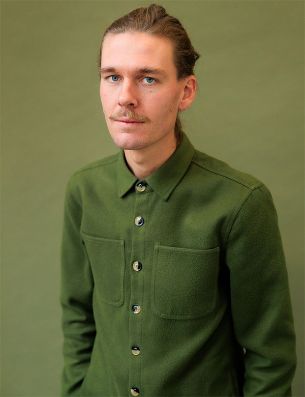 Mannelijk model met donkerblond haar Tim S.