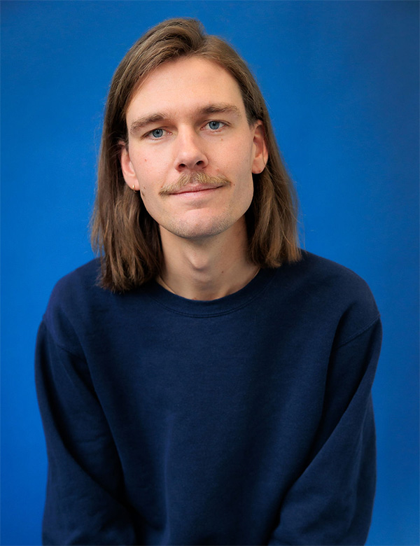 Mannelijk model met donkerblond haar Tim S.