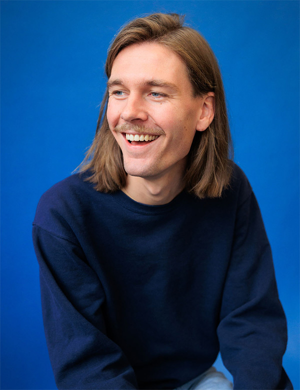 Mannelijk model met donkerblond haar Tim S.